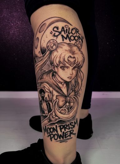 Manga Tattoo eines Mädchens in Sailor-Moon-Kostüm mit dem Text "Moon Prism Power".