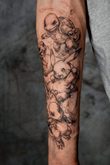 Tattoo auf dem Unterarm mit mehreren Sketch Pokemon